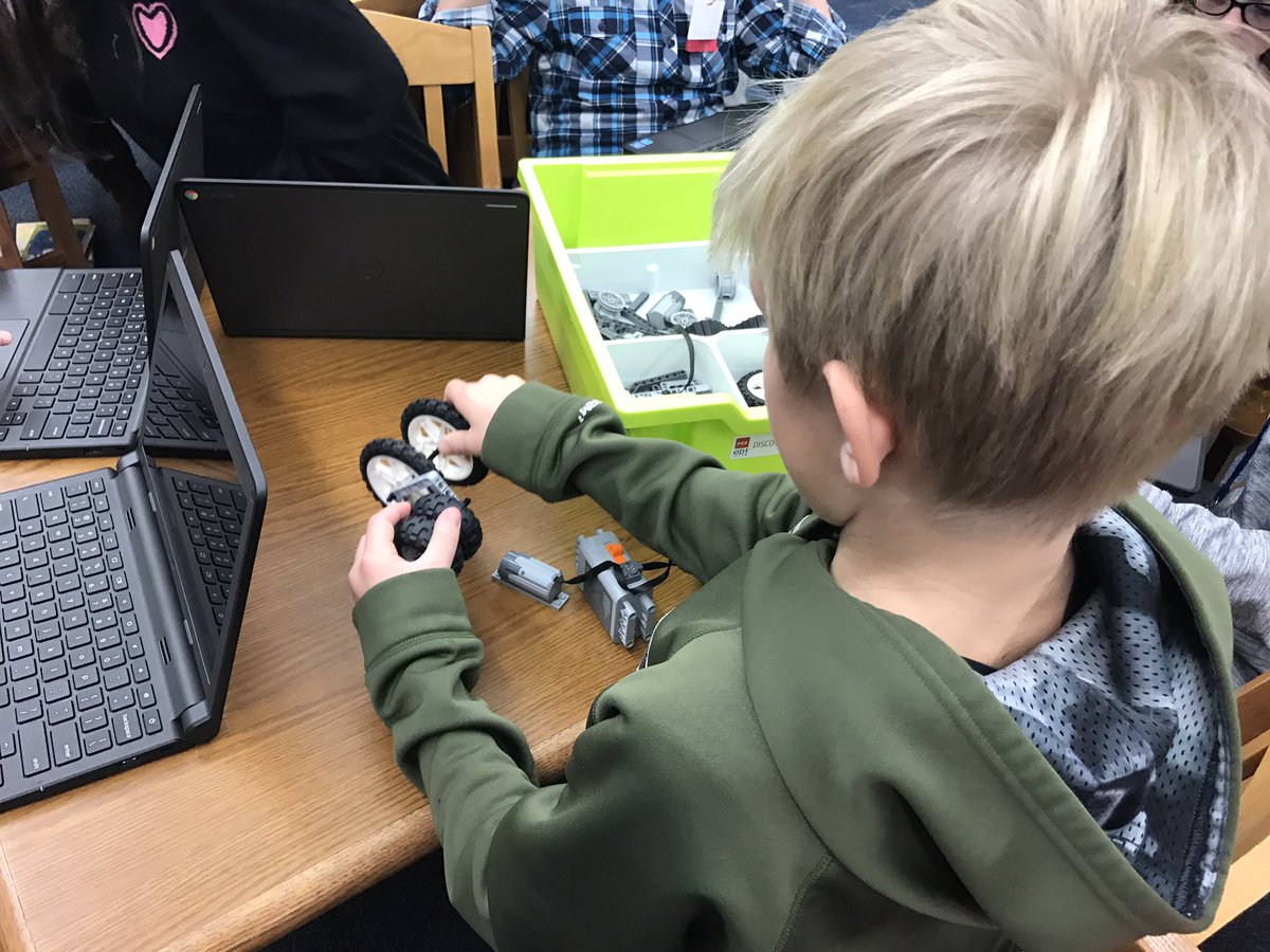 MQuisenberry1's tweet photo. Ss using @googleclassroom and @padlet to explore new ideas using STEM carts from @DevonEnergy Science Giants Grant. #7HillsSTEM @7HillsNISD https://t.co/RX3MggImsR