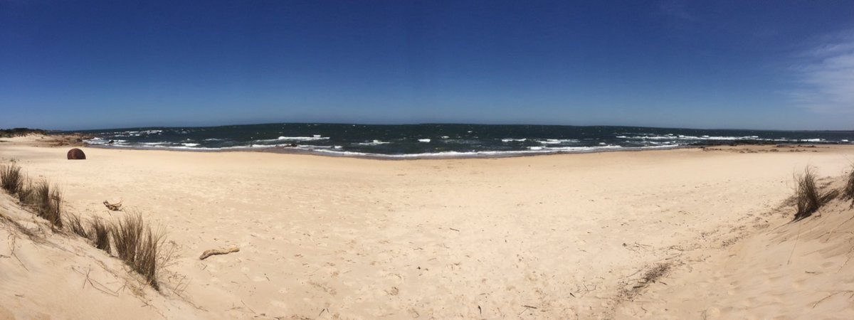 INSÓLITO. Así estaba la playa en Proa al Mar y nos echaron por estar con perro atado. Dónde se baja con perro? En las rocas. <a href="/MaldonadoUY/">Rotten Raccoons</a>