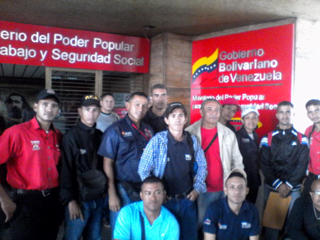MendozaLA2's tweet photo. Son despedidos en #Transaragua  mecanicos y en #Busyaracuy  operadores por pedir sus derechos laborales directivos apátridas atacan https://t.co/msH7xufM6F