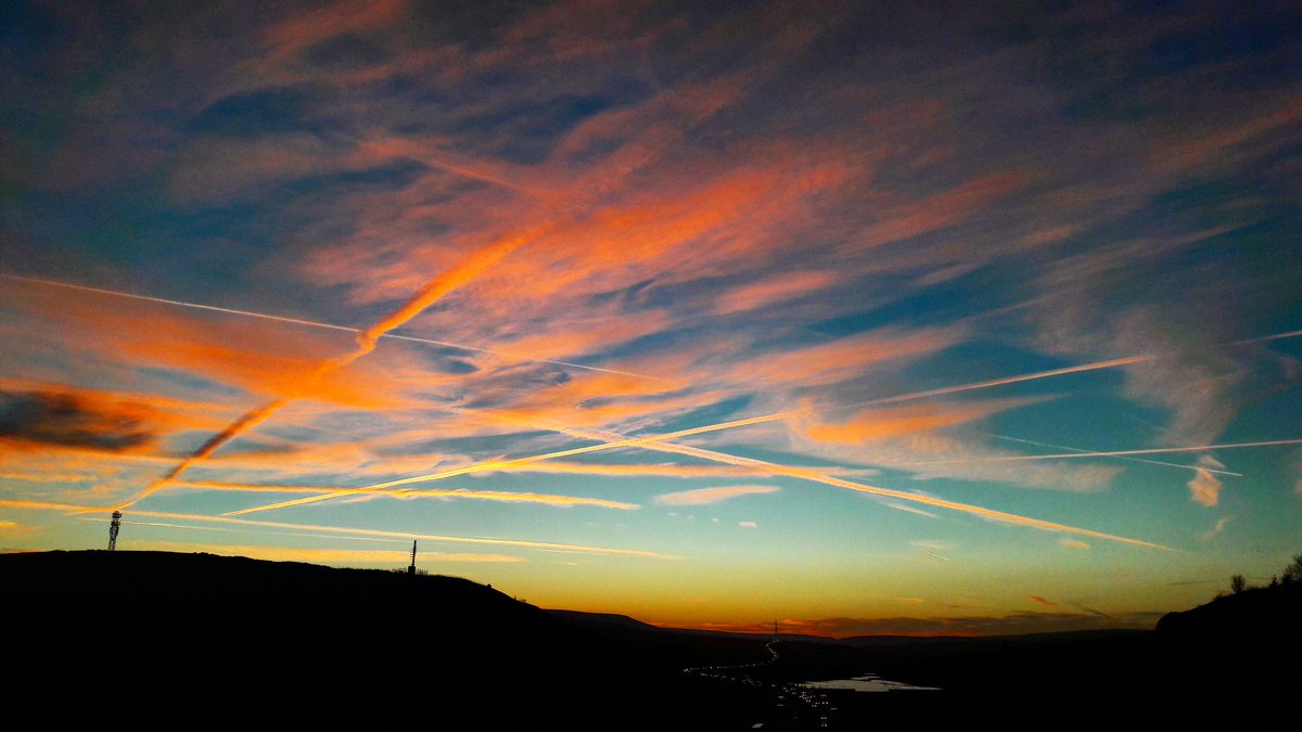 #sunset from #scammonden @JonMitchellITV <a href="/Examiner/">ExaminerLive</a> <a href="/Abbiedew/">Abbie Dewhurst</a> <a href="/EpicCosmos/">Epic Cosmos</a> <a href="/NPAS_CarrGate/">NPAS_CarrGate</a> <a href="/WYP_KirkRural/">West Yorkshire Police - Kirklees Rural</a> <a href="/VirtualAstro/">VirtualAstro</a> <a href="/MacCommsYorks/">MacComms</a>