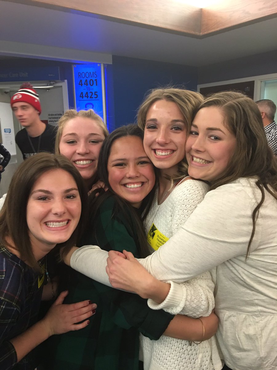 bryncannon_'s tweet photo. Blessed to have these girls as my best pals &amp; thankful they have made senior year the best one yet #sharelehilove https://t.co/0TZBdCvvPP