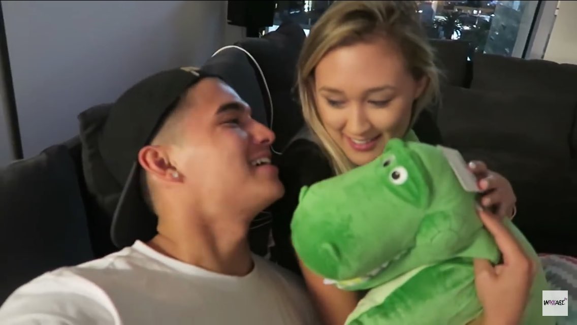 _keelz_'s tweet photo. #EverybodyLovesBabyDino 😍💚 and Happy New Year!! 🎉✨ #famaree #prettylittlelaursfan @laurDIY @AlexWassabi https://t.co/njE5CzpnyP