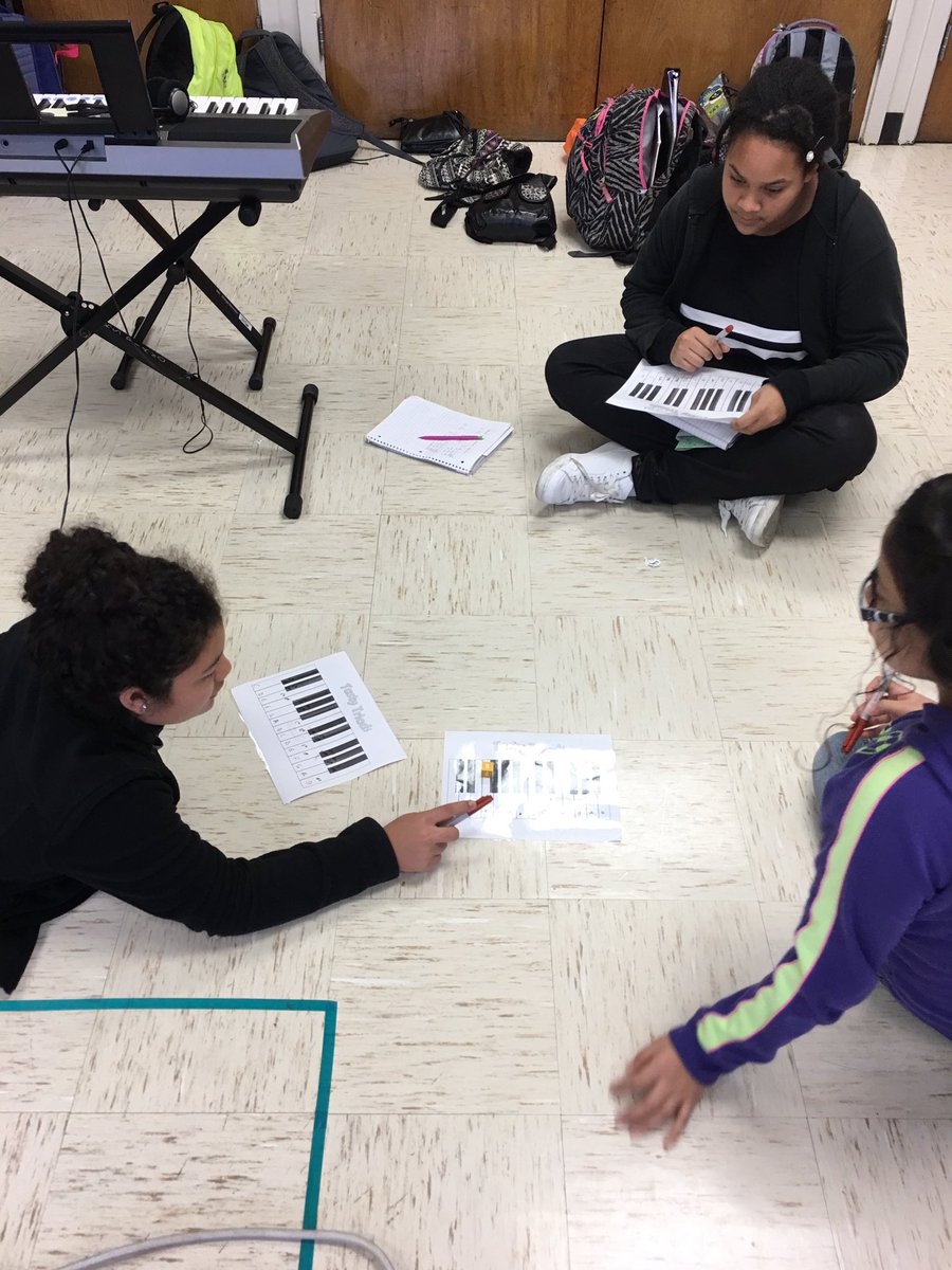 ARS_Choir's tweet photo. Figuring out how to build major and minor triads! 😱👍🏼🎉#starsmart #Intersession2017 #aisdproud @fineartsaisd https://t.co/xTR6JzUoL3