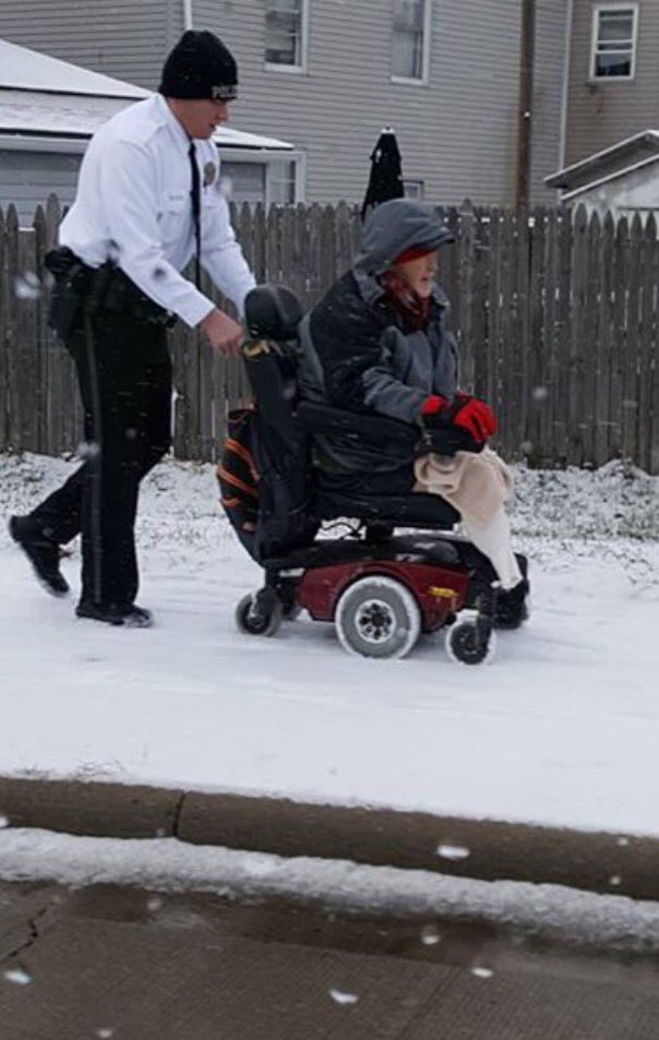 baldwinreports's tweet image. Hamilton PO Mike Thacker pushes a wheelchair bound resident when his electric wheelchair battery died on MLK and Sycamore @FOX19