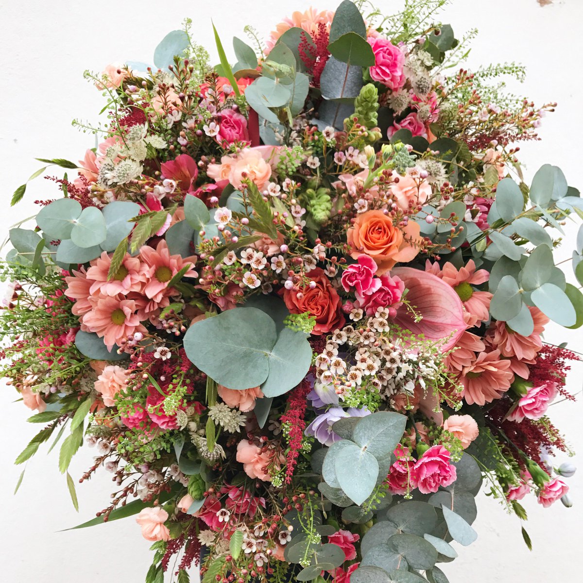 Cette semaine un panier de fleurs très garni et riche en couleurs pour réchauffer vos intérieurs. Disponible ici : pampa.paris