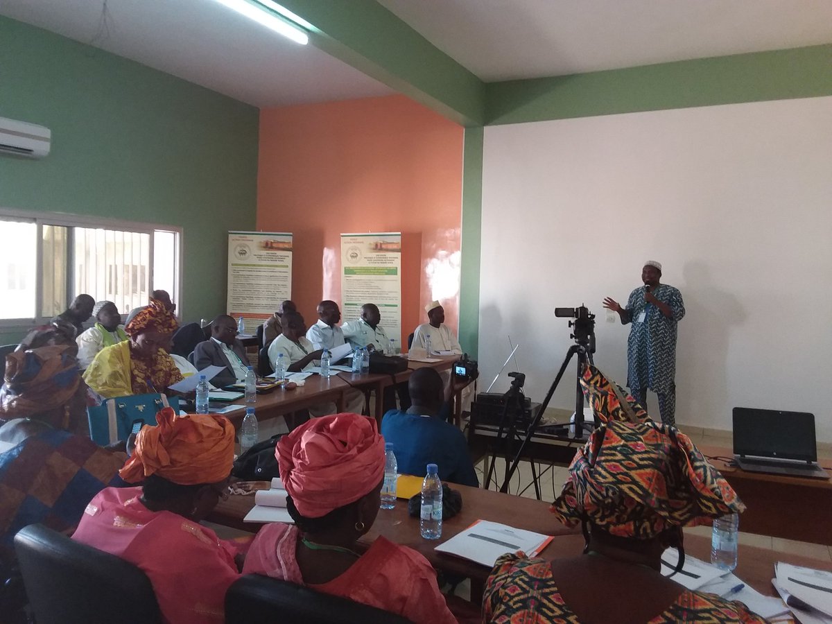 roppainfo's tweet photo. Partage d'expérience de formation Paysanne avec le vice président du @roppainfo , Ibrahima COULIBALY
#UPR2016 https://t.co/0di9jrYYRh