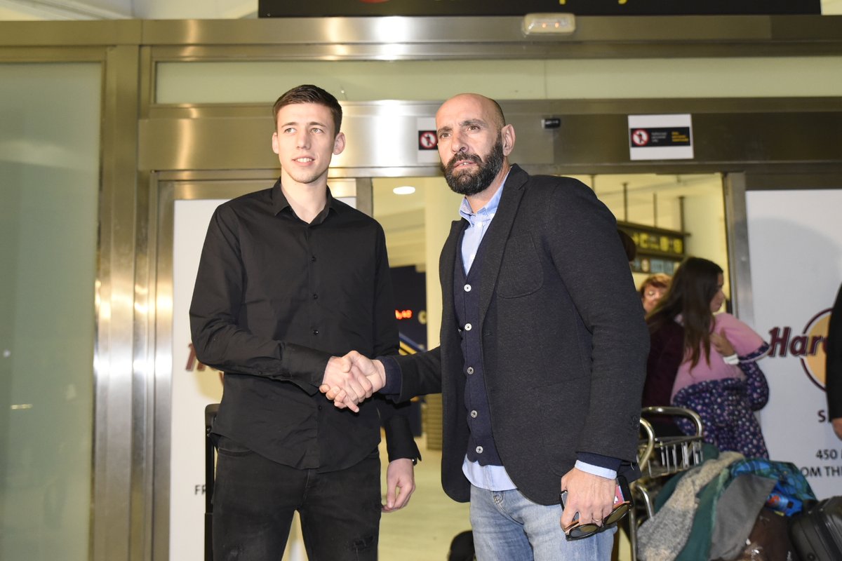 SevillaFC_FRA's tweet photo. TRANSFERT | @clement_lenglet est arrivé à Sevilla #SevillaFC https://t.co/Ble5kqg9hc