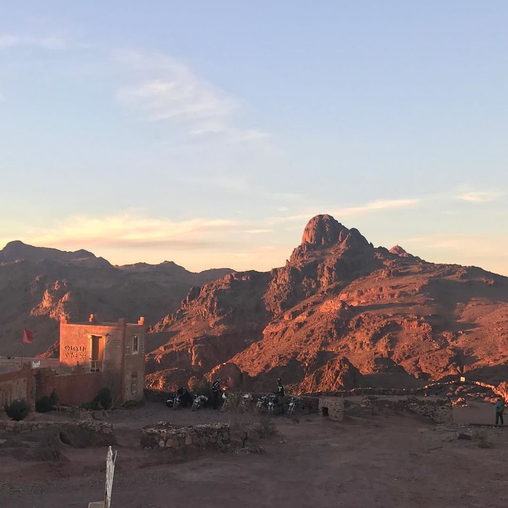 fezangels's tweet photo. Wanted to avoid driving at night, so thankfully this remote mountain pass happened to have… https://t.co/nSFB4OiXEr https://t.co/EbLZ4wJ9R2