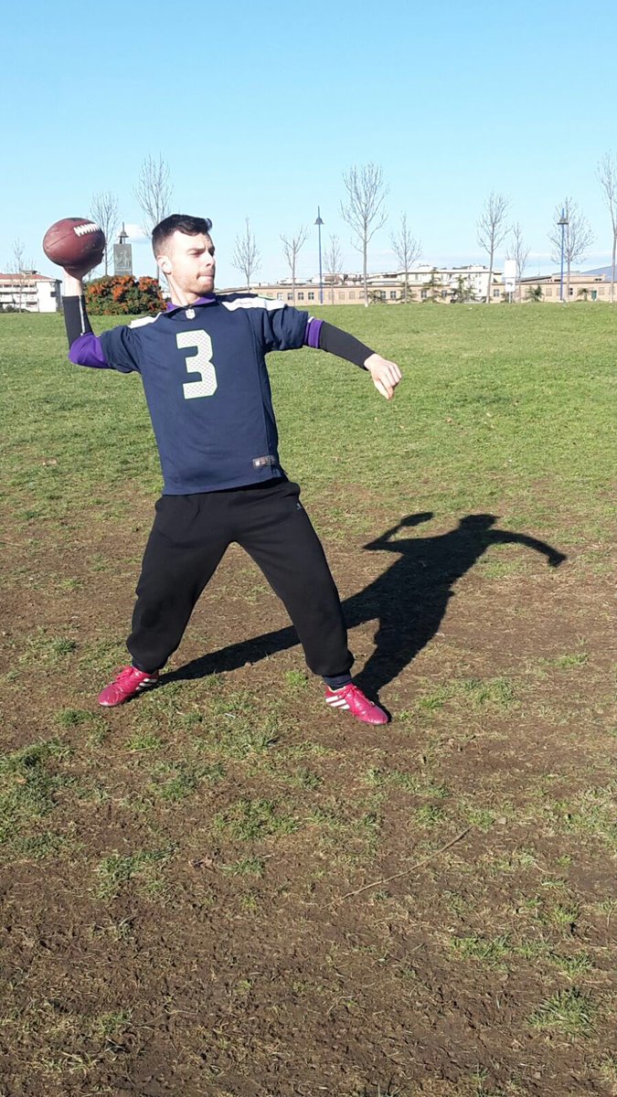 SimoCrt93's tweet photo. Ready for @Seahawks call ;) #nfl #firenze #seattleseahawks #football #quarterback #ncaa #training #usa #italy https://t.co/bYezd4dwmA