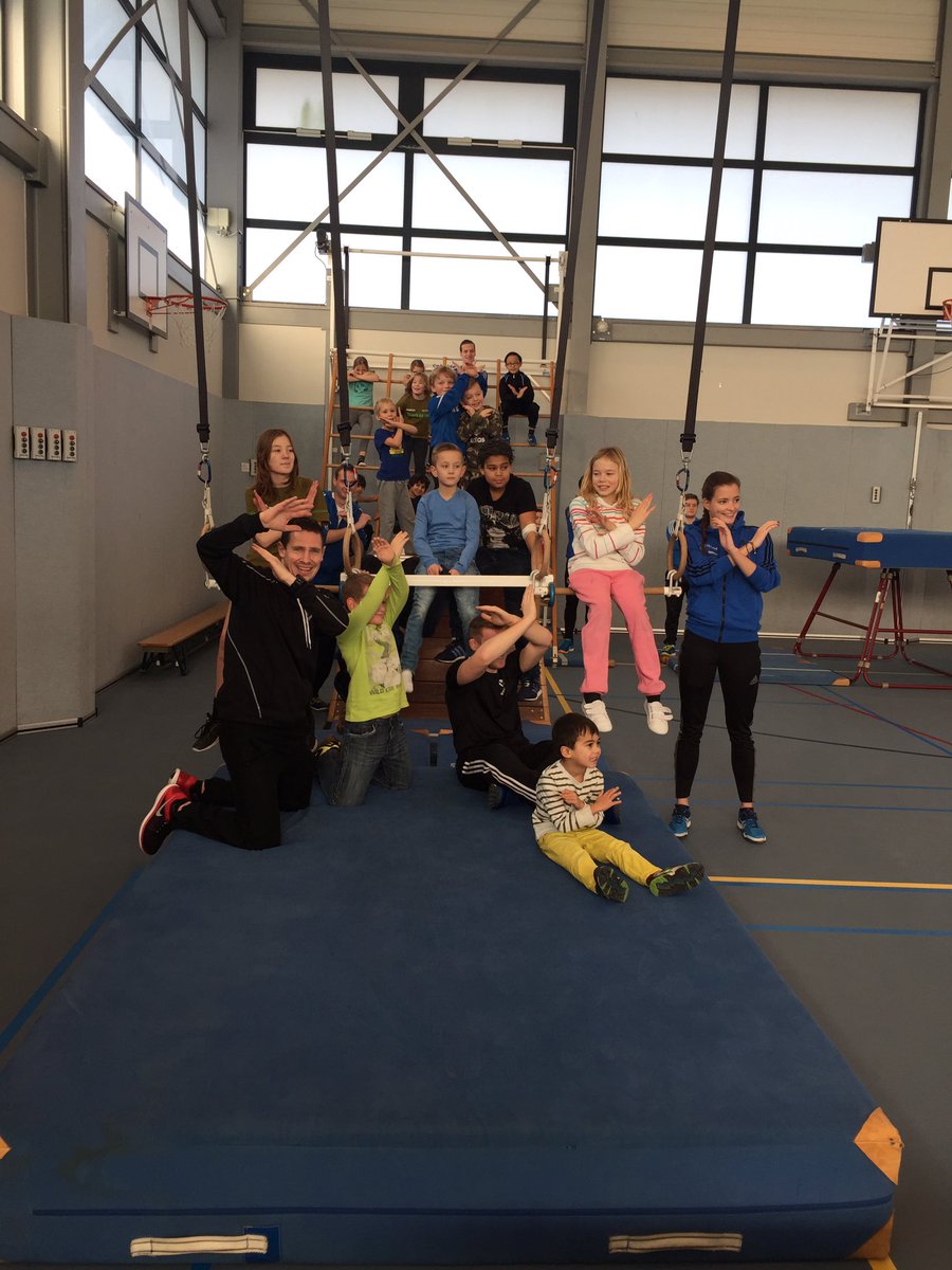 X kids vakantie activiteit in gymzaal Olympia <a href="/BredaActief/">Breda Actief</a> <a href="/SportcoachesBRD/">Sportcoaches Breda</a>; freerunning, knotshockey en voetbal!