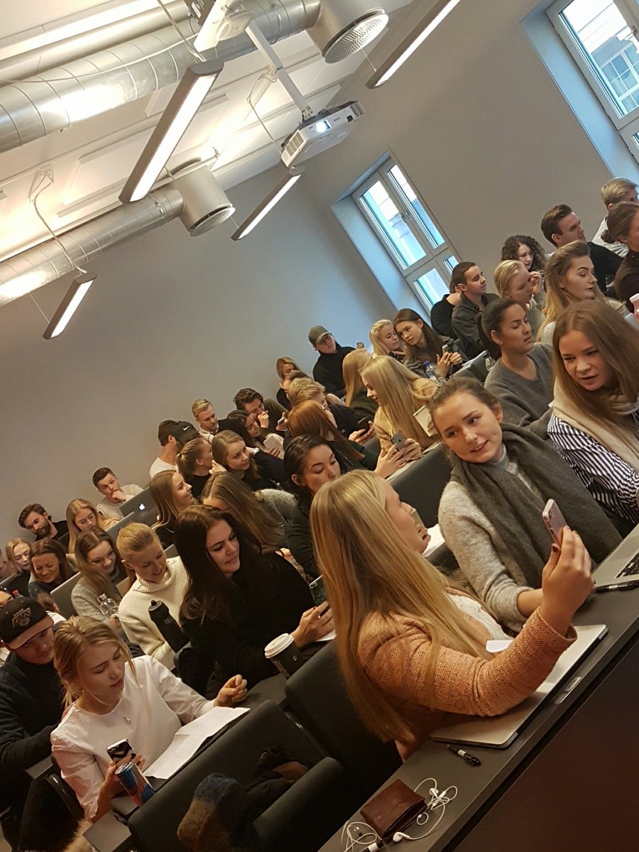 Studentene i valgfaget digital markedsføring er i gang med å filme seg selv. #utavkomfortsonen #fuckjanteloven  #dig2101