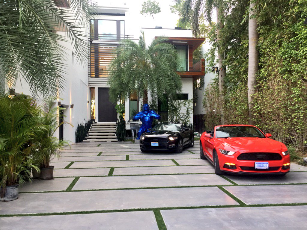 LesAnges9Miami's tweet photo. Hier @FSopoglian nous dévoilait une première image de la Villa des anges 9 ! En effet hier était le premier jour de tournage de #LesAnges9 https://t.co/6eaTw2kYoD