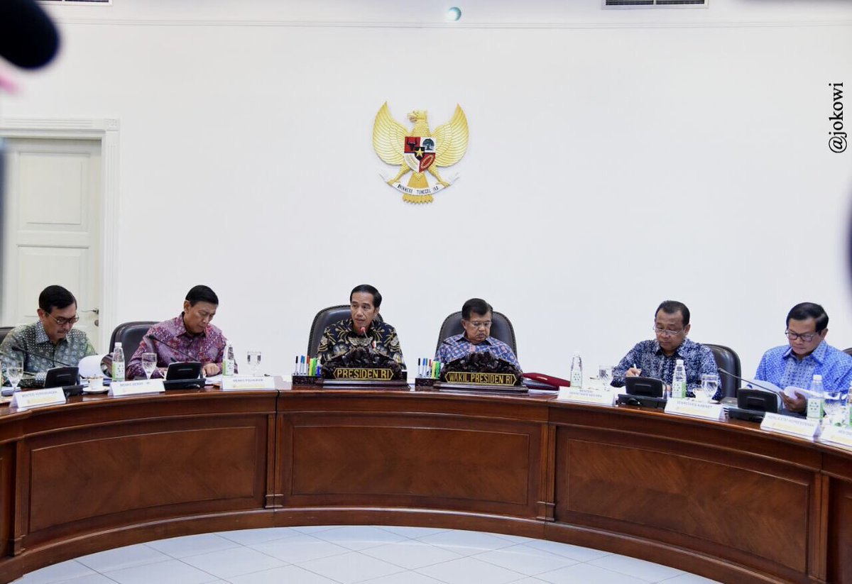 Tahun ini prioritas kita infrastruktur &amp; konektivitas antardaerah. Tol laut terintegrasi dengan kawasan industri &amp; sentra logistik –Jkw