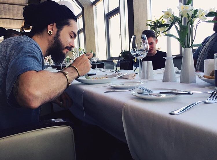 smilythings's tweet image. Find someone that looks at you the way Tom looks at his food