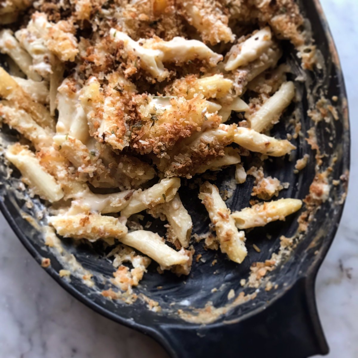 Want to know how to keep warm on a  freeeeezing day like this? Heart-stoppingly rich macaroni made with fried garlic &amp; thyme breadcrumbs
