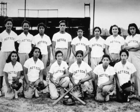 Lambdas1975's tweet photo. Equipo de mujer Aztecas. Photo depicts the women's baseball team called Aztecas from Kansas City, Kansas in 1940. #Lambdas #LatinoHistory https://t.co/q9b9OpT22Y