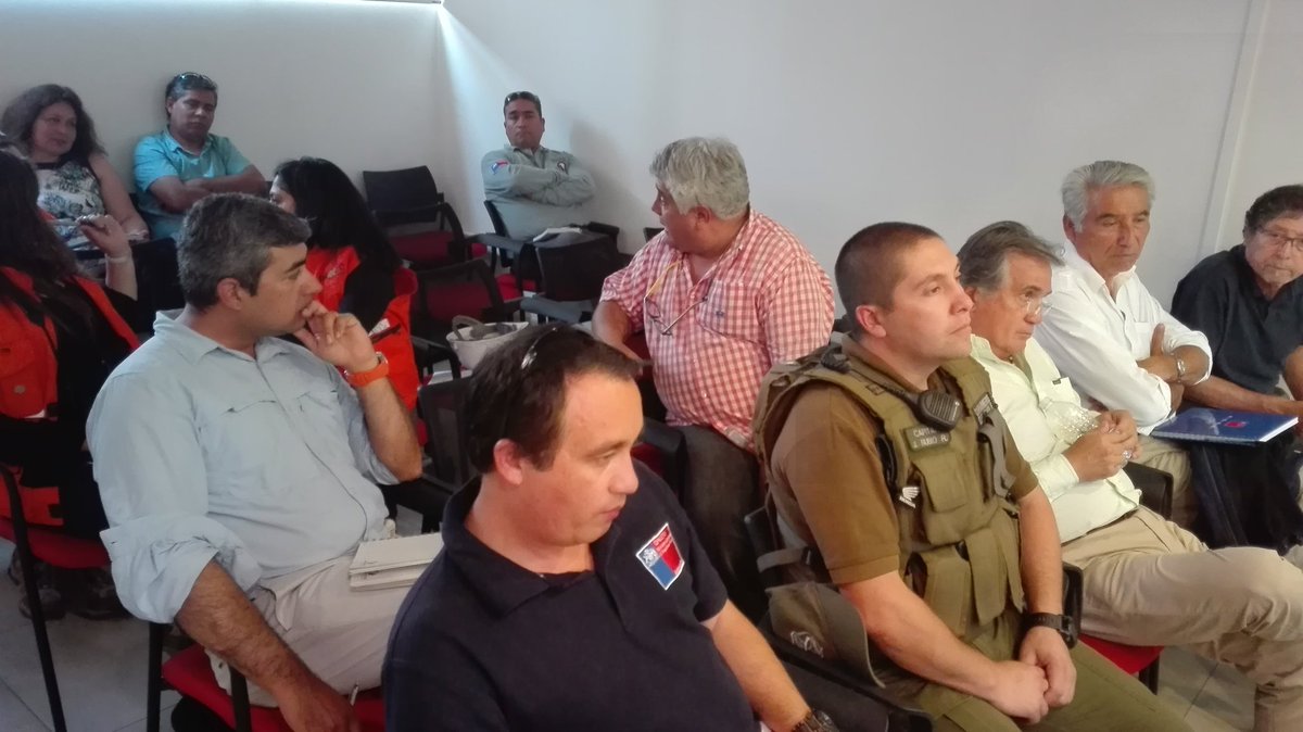 MTTTarapaca's tweet photo. Encargado de infraestructura y jefe de @Fisca_MTT participan en reunión por @ParVial revisando nueva ciclovía en calle O'Higgins #Iquique https://t.co/De2mYB5Rfx