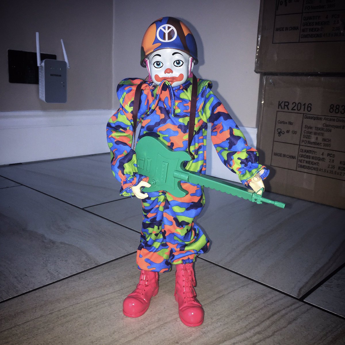 collectdisplay's tweet photo. 🤡 New Combrat by @ronenglishart x @toyqube #combrat #toyqube #ronenglish https://t.co/hnYYe5J3Vt