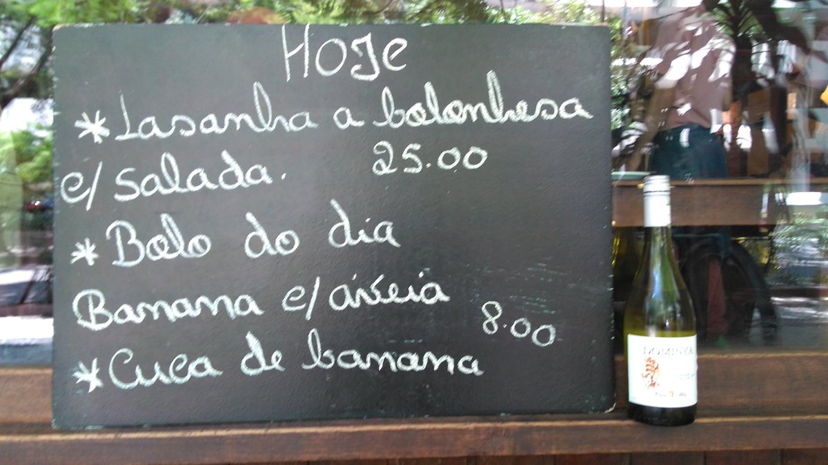 DaCasaDaTata's tweet photo. Almoço na mesa! E a tacinha de cortesia hoje é de vinho branco bem gelado, porque com esse calor... https://t.co/LVbhgf79Db