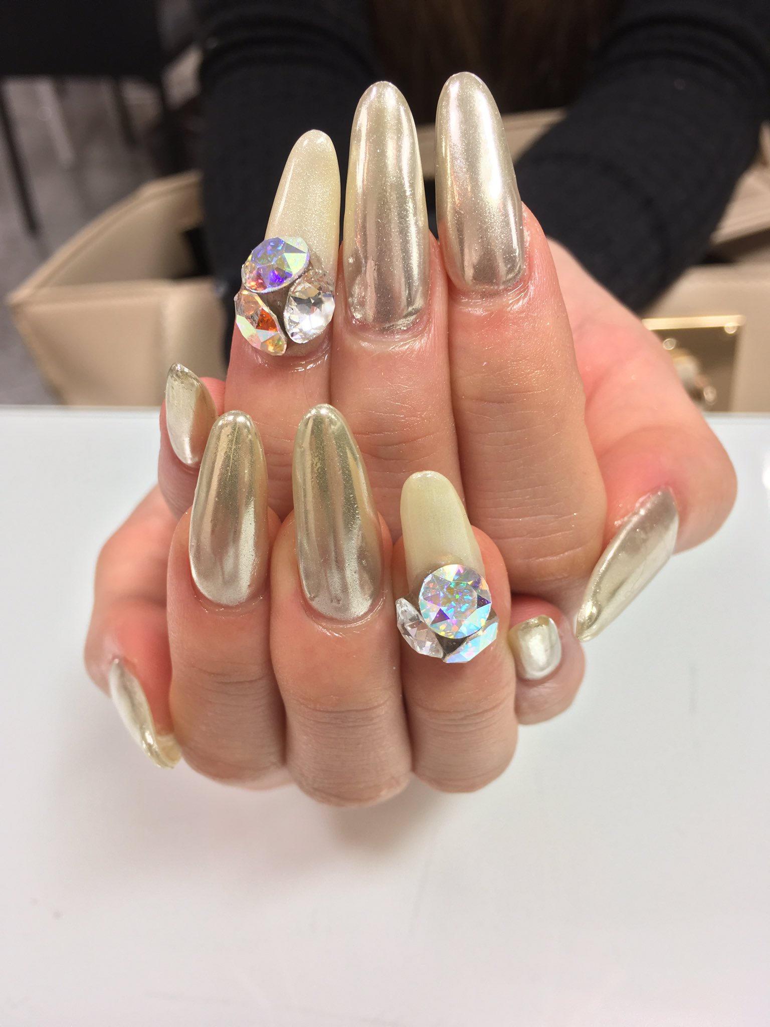 توییتر ネイルサロンmarch در توییتر 梅田店 大倉です Z まだまだ人気のミラーネイル シャンパンゴールドが華やか Marchオリジナルカラー Mp87にクリアジェルをmixして出来上がり ジェル ミラーネイル 冬ネイル March 梅田 T Co