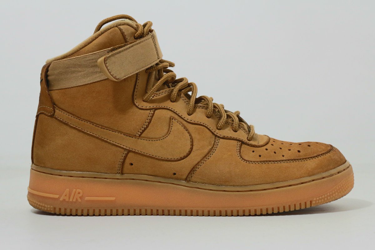 Cette paire de Nike Air Force 1 Hi Flax a reçu un nettoyage"premium"!
Venez vite tester nos services #beforeandafter