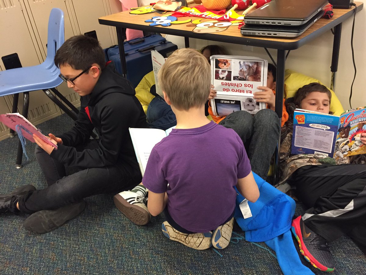 Sra_Enoch's tweet photo. A couple of minutes of SSR in Spanish class.  The joke book is a favorite. #comprehensibleinput https://t.co/vsyB8GiaFw