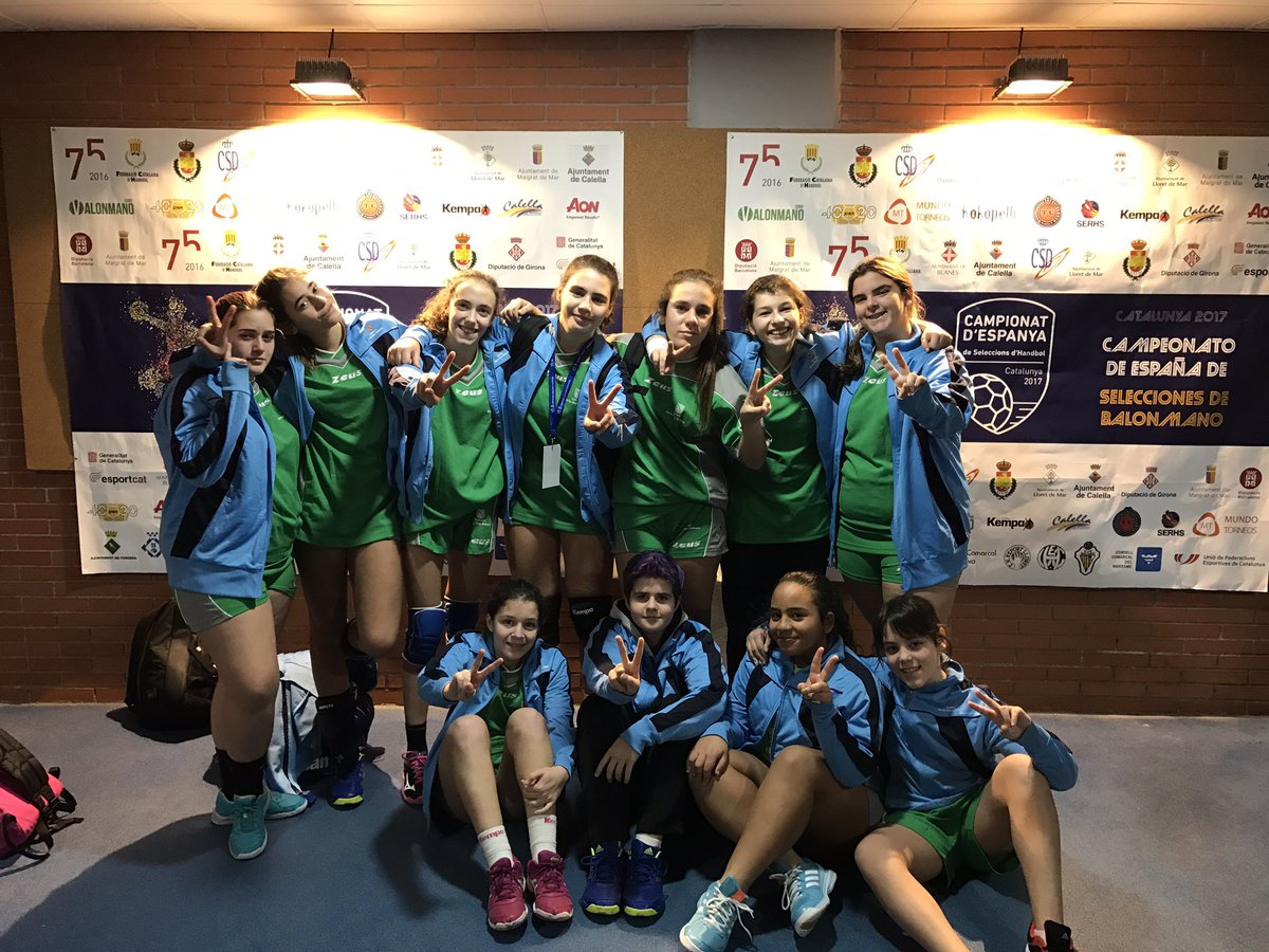 ValonmanoConV's tweet photo. #CDEBlanes2017 | Las chicas de la selección de las Islas Baleares se suman al #postuV #ValonmanoCDE https://t.co/m5bPJASHSB