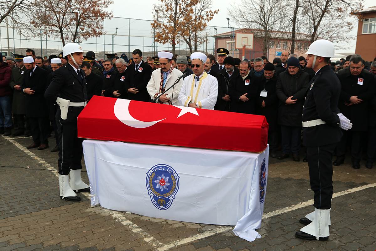 #VodafoneArena yakınlarndaki terör saldırısında yaralanan ve tedavi gördüğü hastanede şehit olan Sekilili hemşehrimizin cenazesine katıldık.