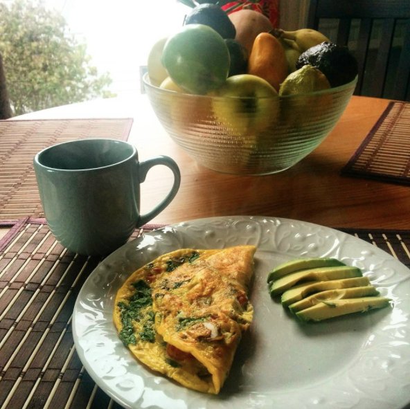 '#rowefarms #omlette with #organic spinach and #creminimushrooms sliced #avocado' goo.gl/iHx2Gh