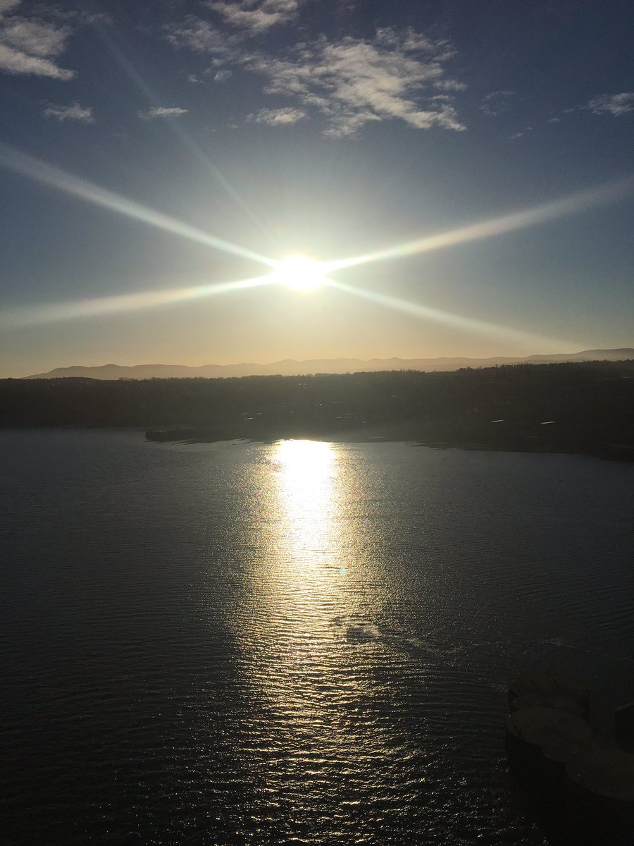 Scottish saltire sun rays over South Queensferry 😍