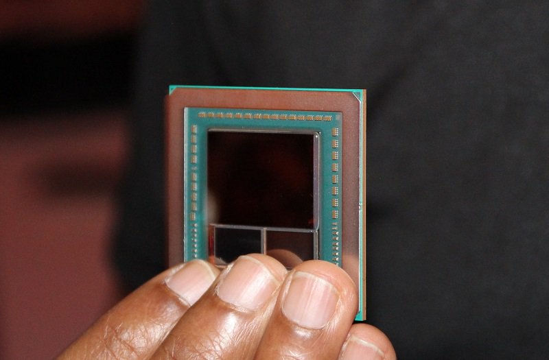 OC3D's tweet image. An AMD Vega GPU has been pictured at CES 2017, with two HBM memory stacks and a die size of over 500mm². 

overclock3d.net/news/gpu_displ…