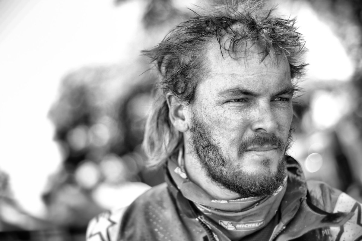 dakar's tweet photo. THIS JUST IN: @tobyprice87 fell off his motorcycle, and is now with the medical team. The reigning champion is out of the race. #Dakar2017 https://t.co/0uChb34nsT