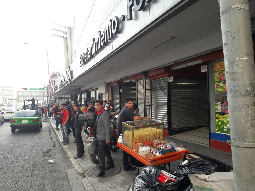 Ante el temor de saqueos algunos negocios del centro de #Monterrey comienzan a cerrar sus puertas