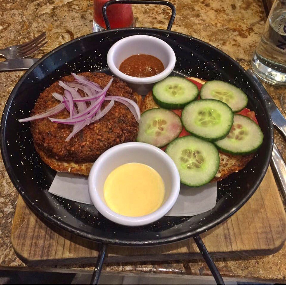 bistronomy's tweet photo. Opciones vegetarianas! 😋🍔 Cómo esta Hamburguesa falafel, con pepino encurtido, tomate, cebolla roja, pepino fresco, tahine y harissa 👌🏻 https://t.co/wzZXC0WmIJ