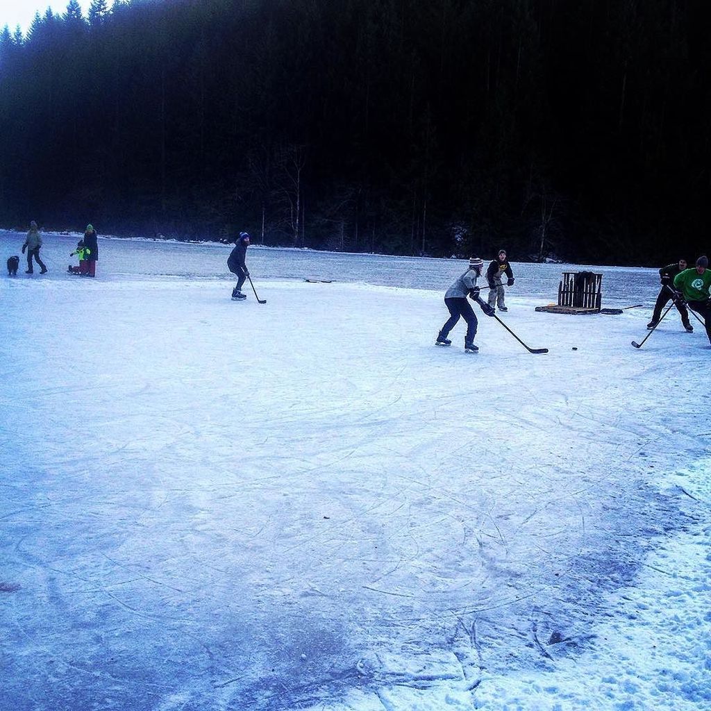 Good old Canadian Winter Sports #hockey #Sunwolfadventure #fergiescafe ift.tt/2igAmVy