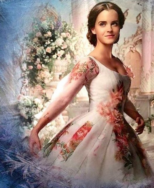 CinexVe's tweet photo. ¡BELLÍSIMA! Se ve @EmmaWatson en esta nueva imagen de #LaBellaYLaBestia. ¿Existirá una mejor actriz para este papel? ¡No lo creemos!😍 https://t.co/AuOSpPZwfv