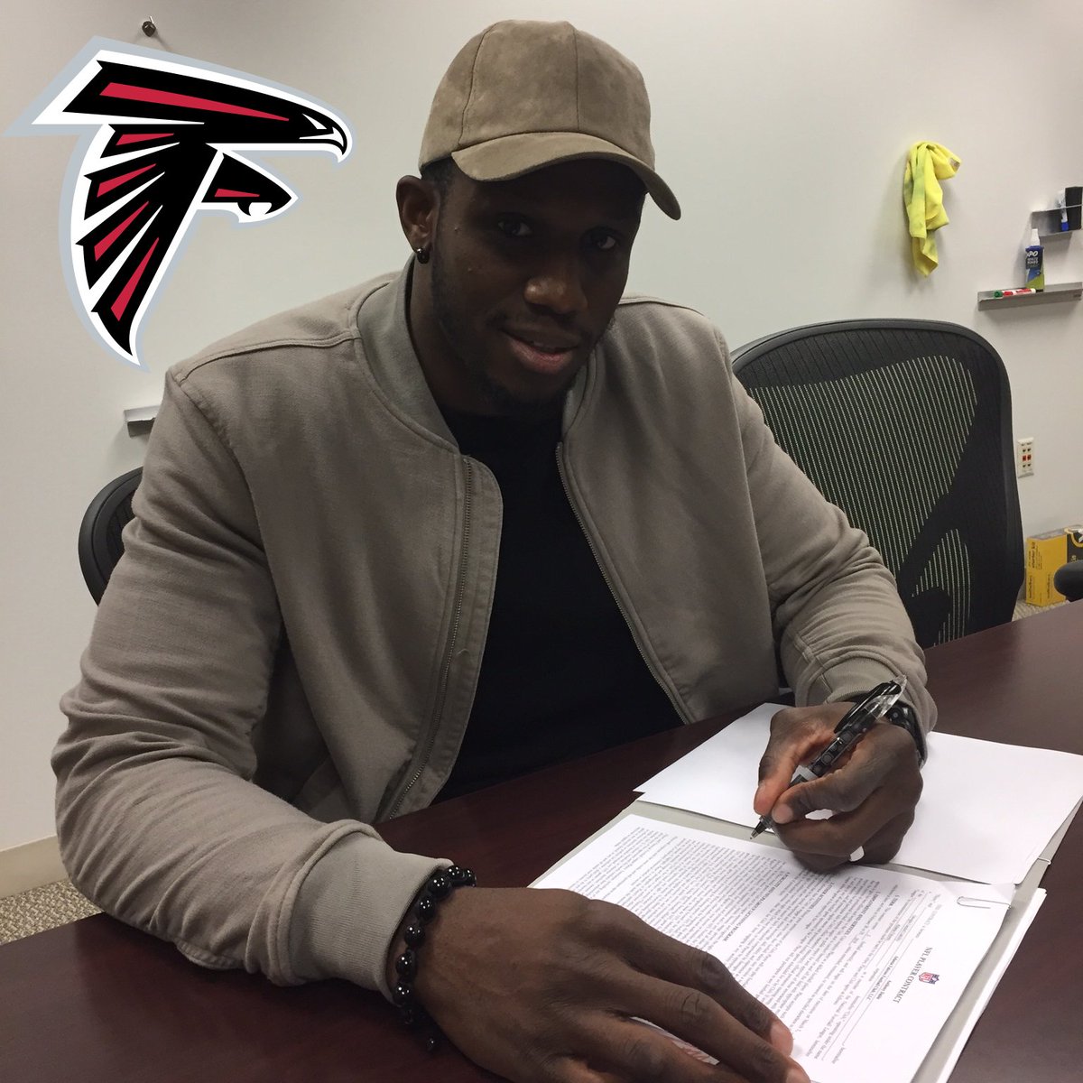 NFLUKIRE's tweet photo. Congratulations, @DablaTron - the 🇫🇷 wide receiver has just signed a futures contract with the @AtlantaFalcons for the 2017 season. https://t.co/UyiUnL15ku