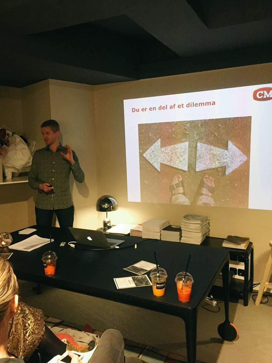 CamillaStemann's tweet photo. Har glemt navneskiltene. Nå pyt! Er super stolt af det nye netværk for bloggere, som starter nu med @jditlev som første taler! #dkblog #imdk https://t.co/Ybf93qYvBQ