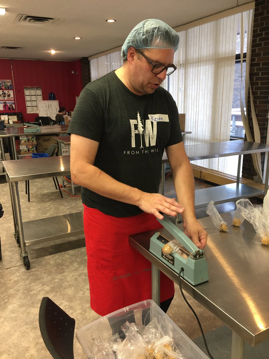tonygmarshall's tweet photo. .@KnifeNerd rocking the bag sealer @BrownBaggingIt this morning. #sealitlikeaboss @offcutsyyc https://t.co/RgAjyQn3Dg