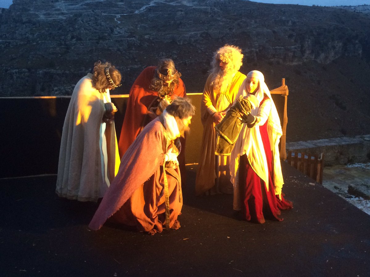 "mamma, sai cos'ha detto la bimba accanto a me?" "?" "ha detto: gesù io ti stimo". effetti collaterali del #presepevivente #matera