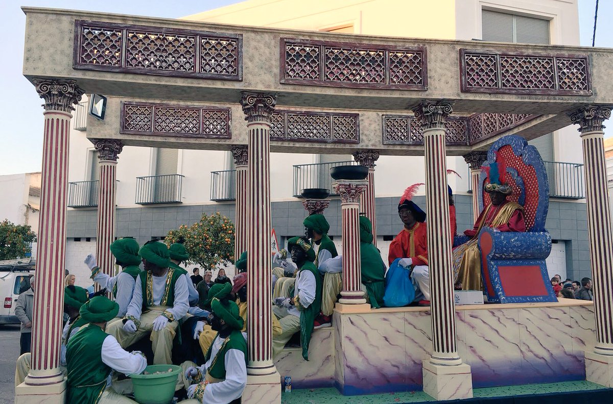 DecomaxDeco's tweet photo. Estamos felices porque los Reyes Magos ya están en #Herrera y #decomax aporta su "granito de ilusión" a la Cabalgata #patrocinio #magia https://t.co/cqfeWgt8uO