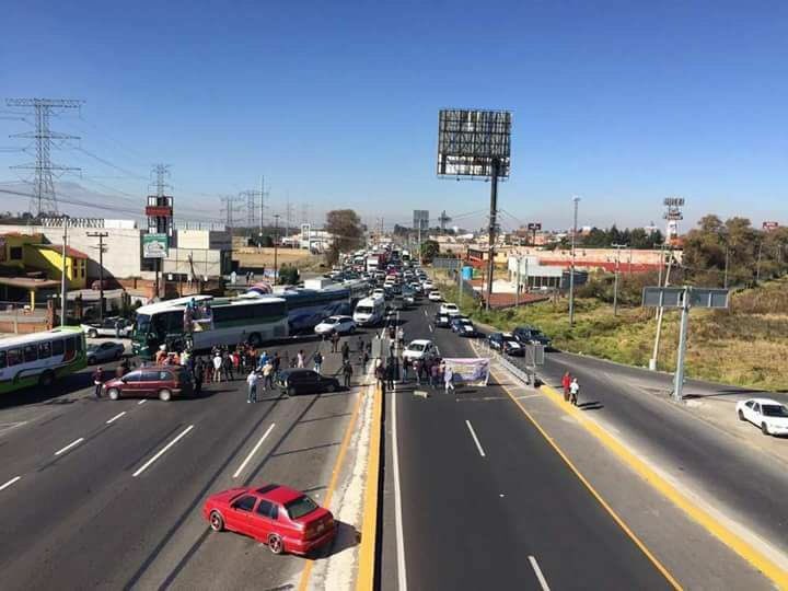 Logistics_Chick's tweet photo. Protests continue in #Mexico over rising fuel cost. #Truckers unite, creating road blocks nationwide. #Gasolinazo https://t.co/0IOCE9EnUD https://t.co/WfSrZaZtH7