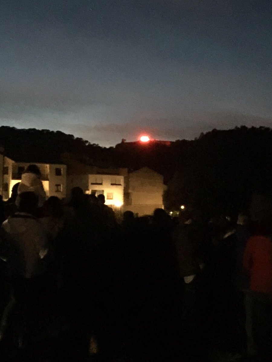 AjCastelltersol's tweet photo. Comença la recepció de SS.MM els Reis Mags amb la benvinguda del carboner i el castell de focs #MiradorSalavert #castellterçol #moianès https://t.co/Xj9No9LukJ