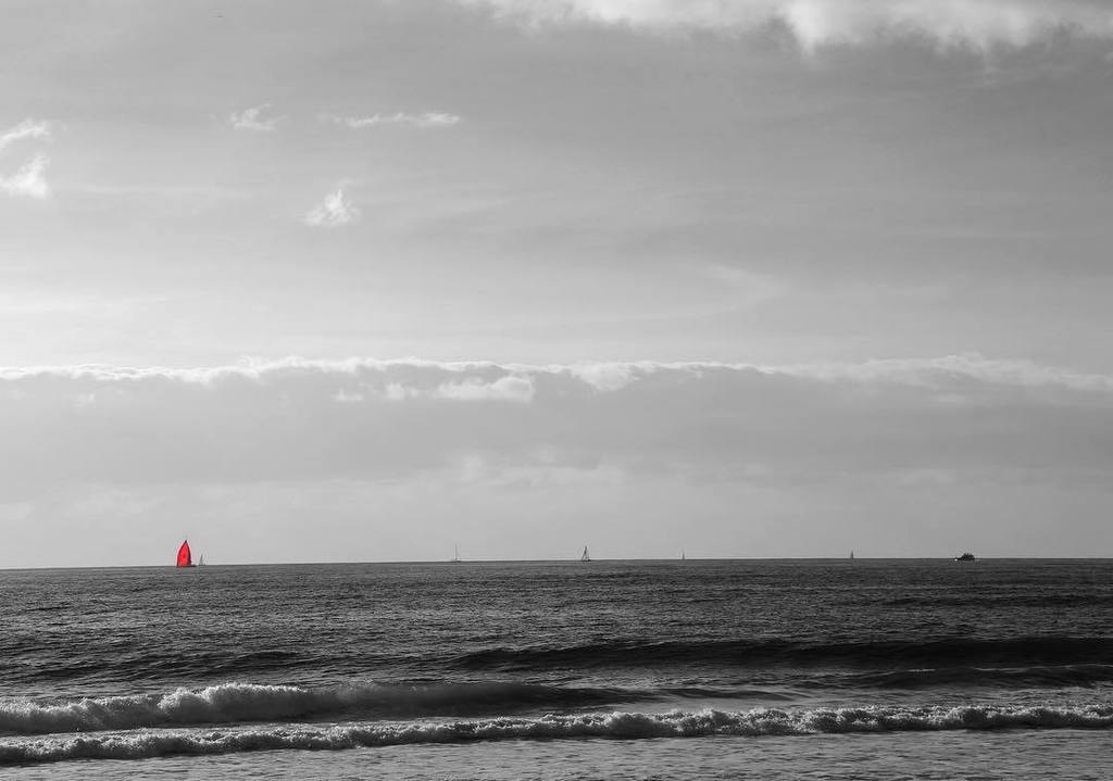 Happy Thursday! Have fun making a #colorsplash with #bitpoem #deepB&amp;W #vibrant #photoediti… ift.tt/2jeUxaO
