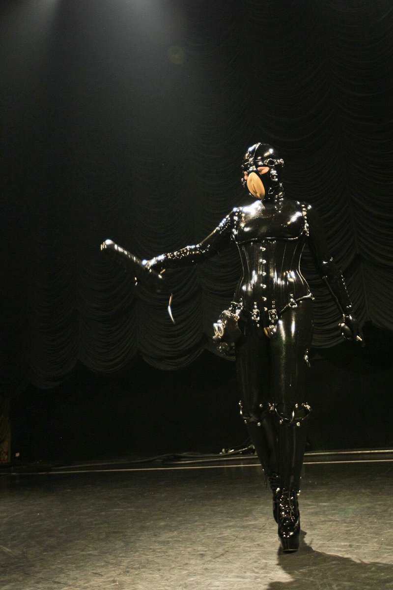 hiromi_ohtani's tweet photo. このコルセット(脚、ウエスト、ネックコルセット)そしてPussyのヘッドハーネスは全てHW-Design製でございますー https://t.co/j7pDDRLi0J