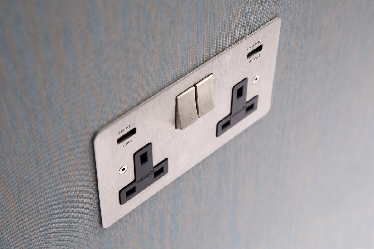 FocusSB's tweet image. Discover the important difference between 'plate fix' and 'secondary fix' before choosing your #socketsandswitches focus-sb.co.uk/Blog/Secondary…