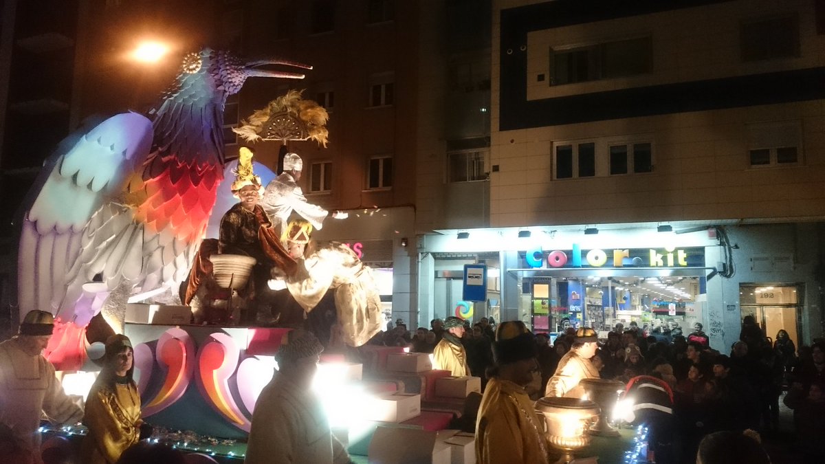 ColorKitBurgos's tweet photo. ¡Ya están todos! Que Melchor, Gaspar y Baltasar os traigan muchos regalos. #CabalgatasDeReyes #NochedeReyes #Burgos #ReyesMagos2017 https://t.co/pgeDn3QcST