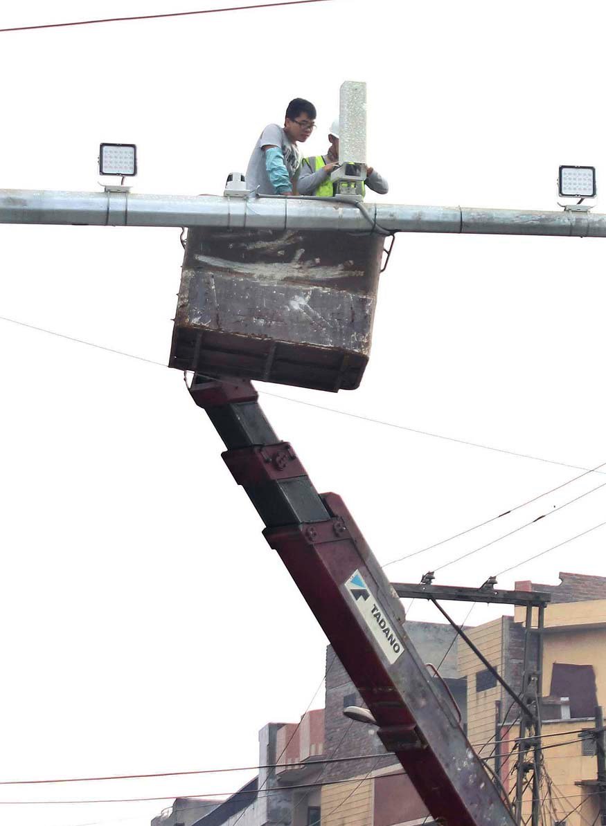 dailytimespak's tweet photo. A Chinese technician busy in installing CCTV Camera for security measures in city
#Lahore #Chinese #CCTV #sacurity #development https://t.co/mLwR5ItmWX