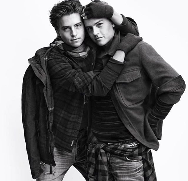 Cole_Spr0use's tweet photo. Sahiplenen kardeş tutuşu 😂 @XDylanxSprouse https://t.co/J8p80FRW8P