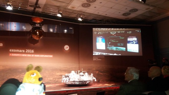Mausonaut's tweet photo. ... aus dem ESOC konnte ich so über den erfolgreichen Start des Trace Gas Orbiters #TGO & dem Testlander #Schiaparelli berichten! #mein2016 https://t.co/4Ujc39NJDA